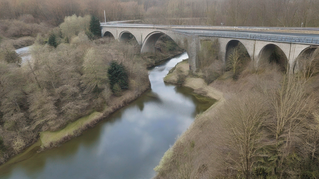 Dynamiczna scena bitwy czołgów z efektami wybuchów i ognia w ciemnej scenerii